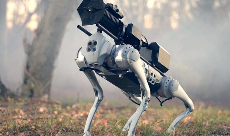 Alev Püskürten Robot Köpek Geliyor